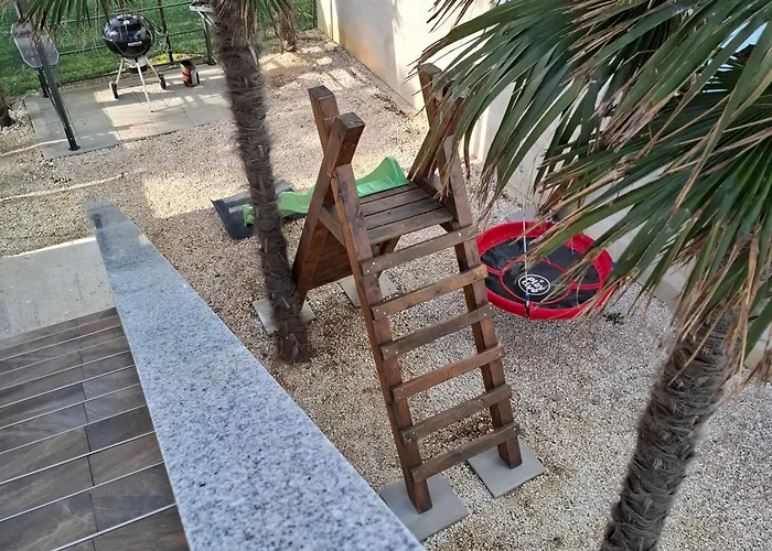 Apartment Palm Tree 2